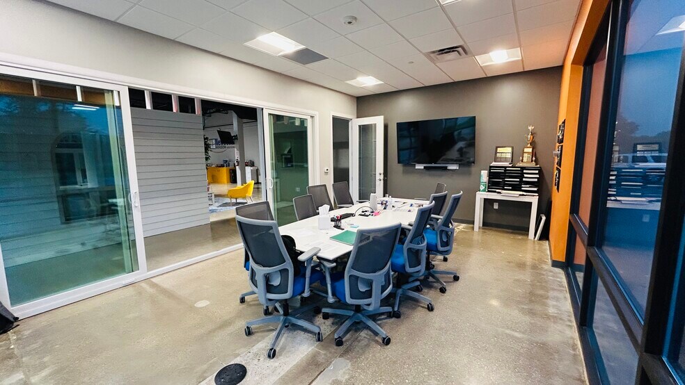 More Photos Of 8633 Airport Fwy, North Richland Hills Freestanding For Lease