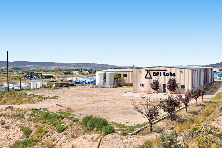 More Photos Of 97 S Red Willow Rd, Evanston Manufacturing For Lease