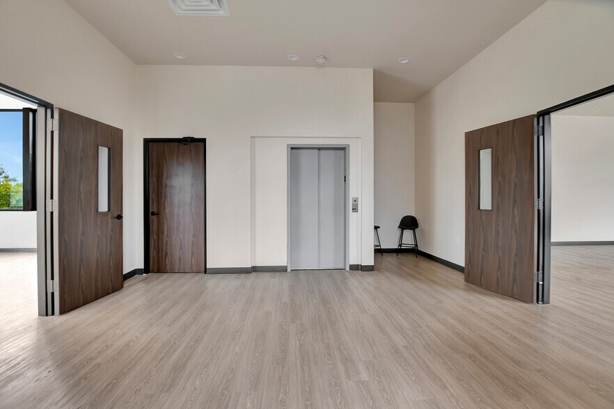 More Photos Of 1009 Yale St, Houston Freestanding For Lease