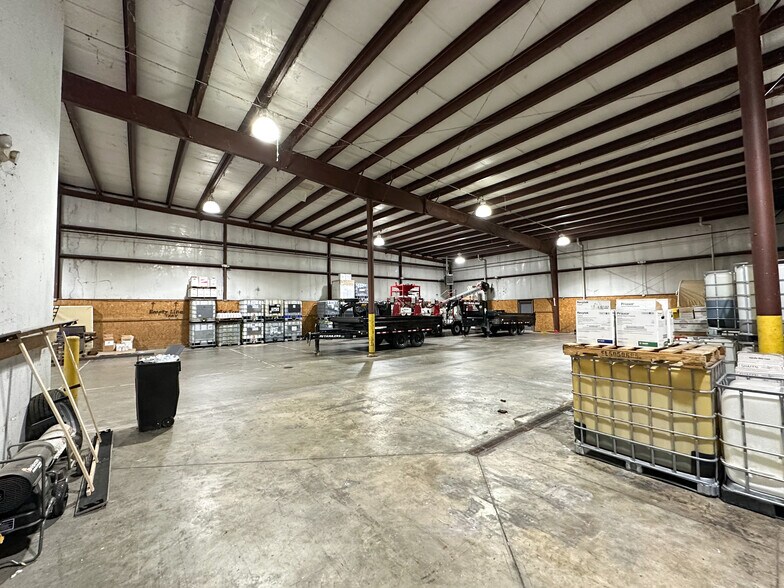 More Photos Of 6200 S 2nd St, Springfield Warehouse For Lease