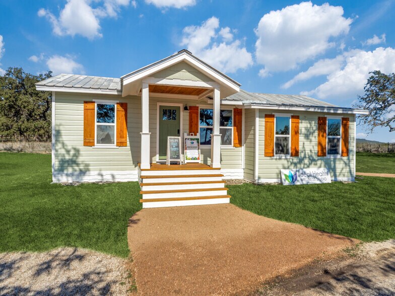 More Photos Of 1015 N School St, Boerne Office For Sale
