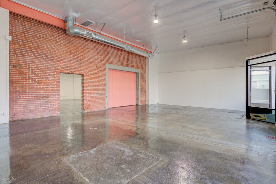 More Photos Of 2616 W Jefferson Blvd, Los Angeles Showroom For Sale
