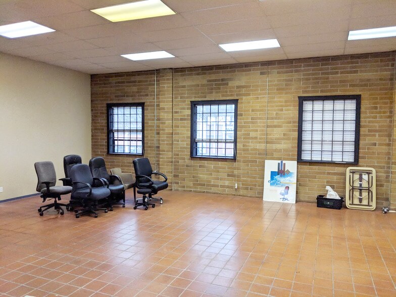 More Photos Of 4410 Juneau St, Burnaby Warehouse For Lease