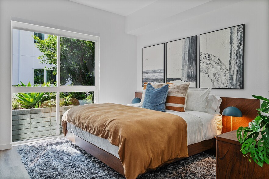 More Photos Of 2528 S Grand Ave, Los Angeles Apartments For Lease