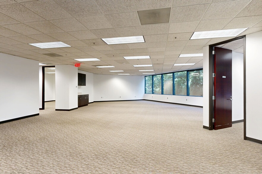 More Photos Of 100 Crescent Centre Pky, Tucker Office For Lease