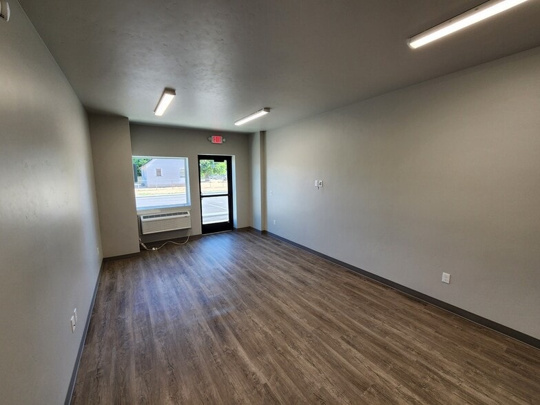 More Photos Of 74 N Happy Valley Rd, Nampa Warehouse For Lease