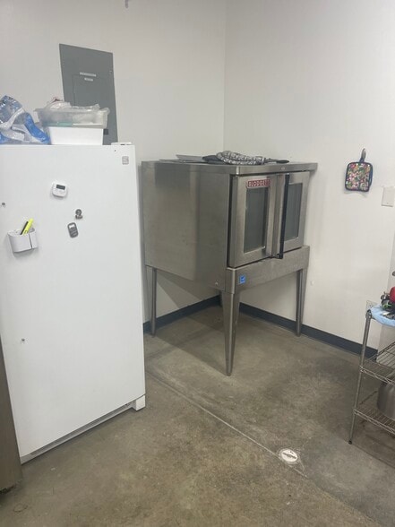 More Photos Of 305 W 27th St, Bryan Storefront For Lease