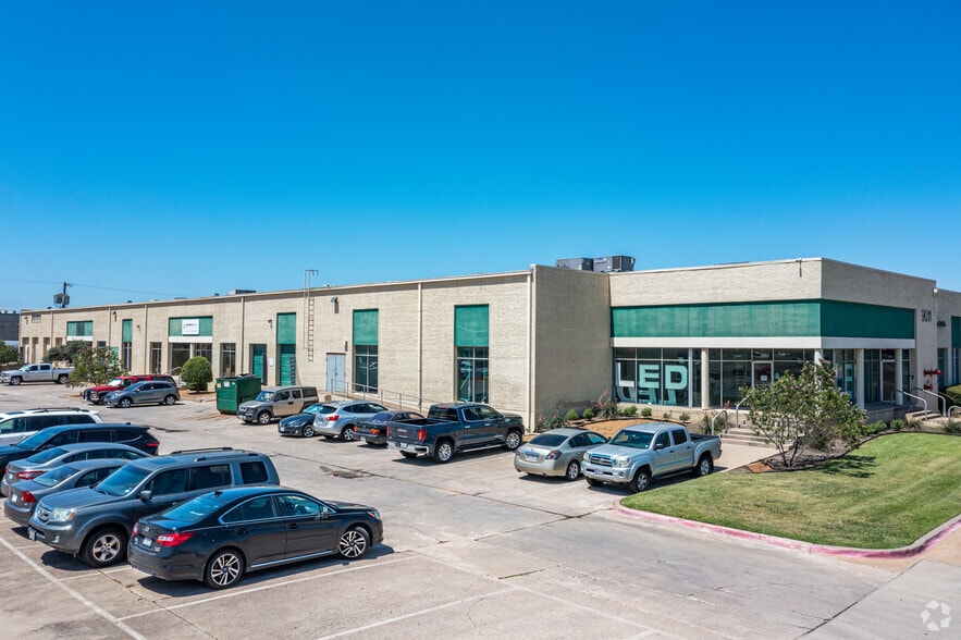 Primary Photo Of 9011 John Carpenter Fwy, Dallas Light Manufacturing For Lease