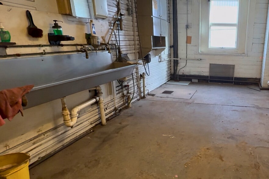 More Photos Of 229-261 Merriam St, Bridgeport Warehouse For Sale