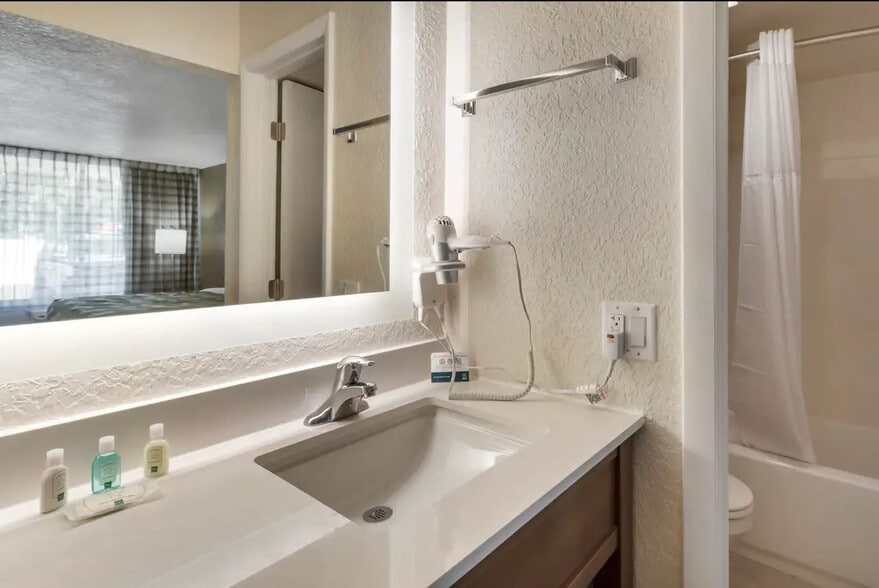 More Photos Of 2595 54th Ave N, Saint Petersburg Hotel For Sale