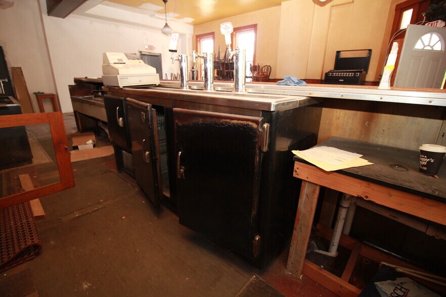 More Photos Of 900 Island Ave, McKees Rocks General Retail For Sale