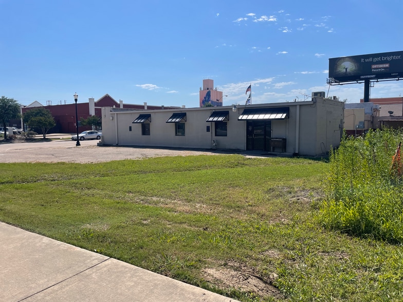 More Photos Of 1012 S Elm St, Carrollton Office For Sale