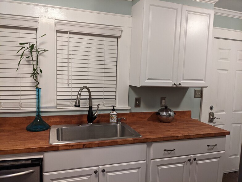 More Photos Of 4033 W Tyvola Rd, Charlotte Specialty For Sale