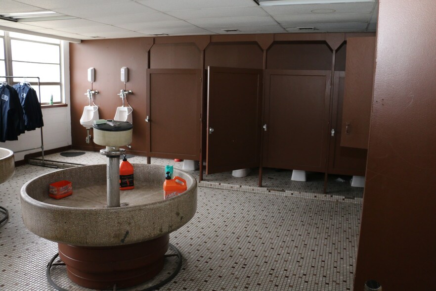 More Photos Of 28530 Reynolds St, Inkster Manufacturing For Lease