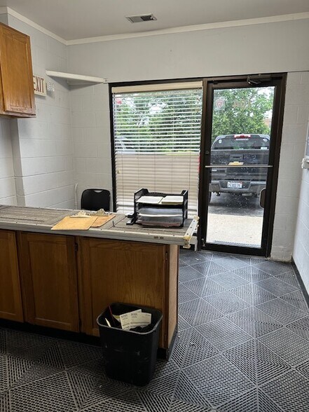 More Photos Of 6808 Hobson Valley Dr, Woodridge Warehouse For Lease