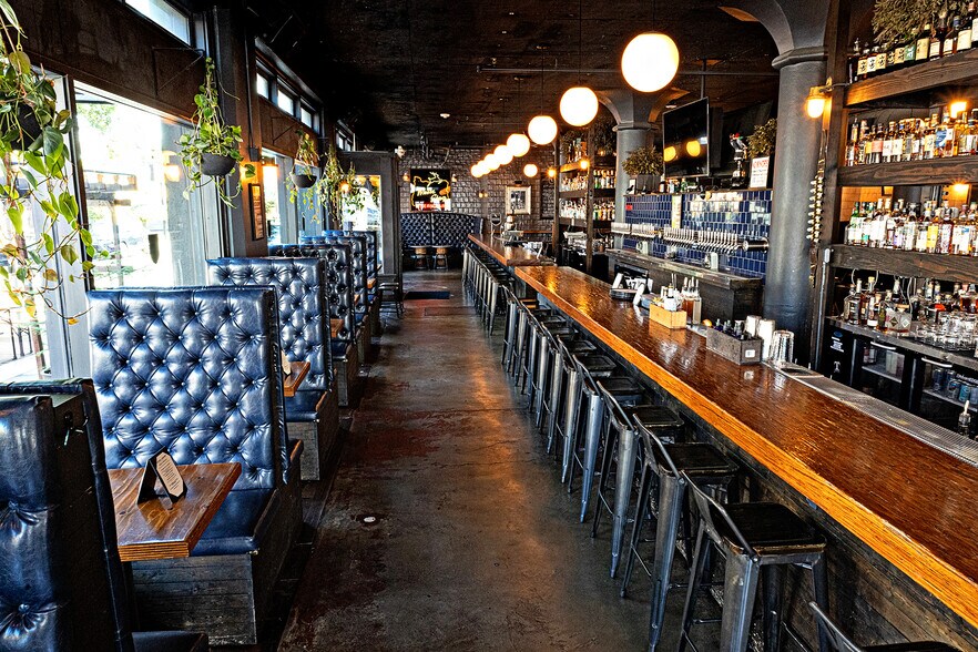 More Photos Of 706-710 SE 6th Ave, Portland Storefront Retail Office For Sale