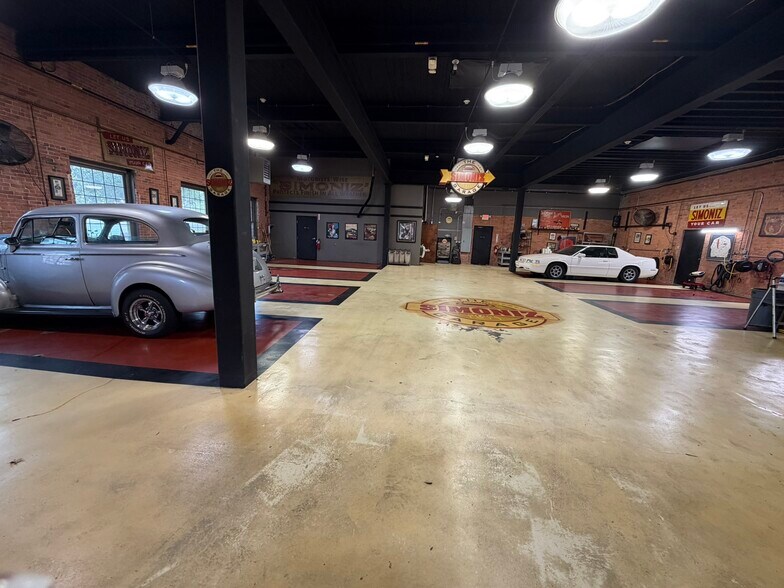 Primary Photo Of 281-283 Park Rd, West Hartford Showroom For Lease