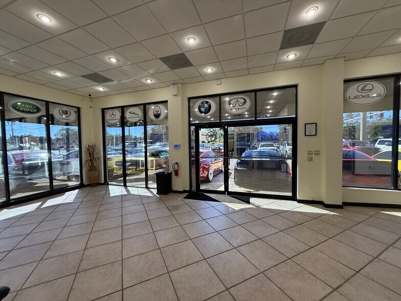 More Photos Of 13001 N Florida Ave, Tampa General Retail For Lease