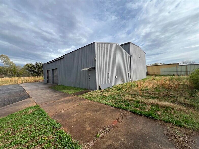 More Photos Of 14 Lake Dr, Inman Warehouse For Lease