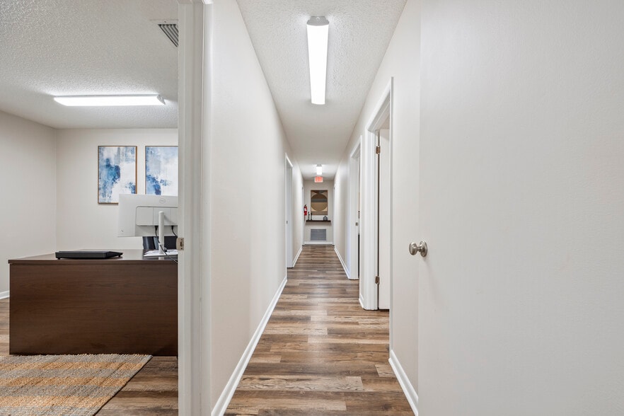 More Photos Of 439 SW Main Blvd, Lake City Office For Lease