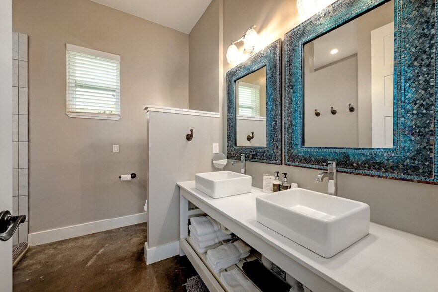 More Photos Of 7400 McGregor Ln, Dripping Springs Hotel For Sale