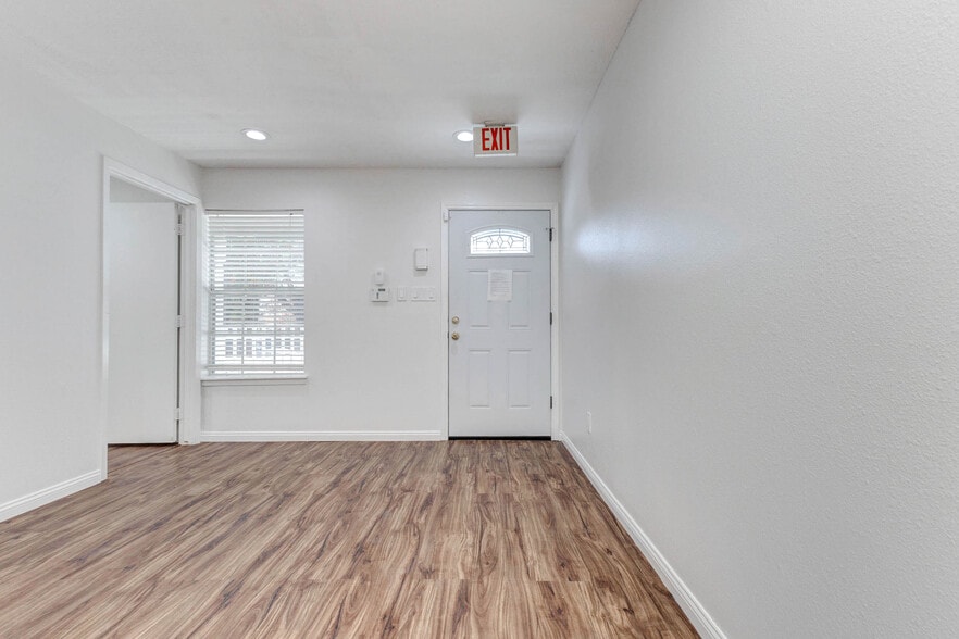 More Photos Of 1324 Avenue D, Katy Medical For Sale