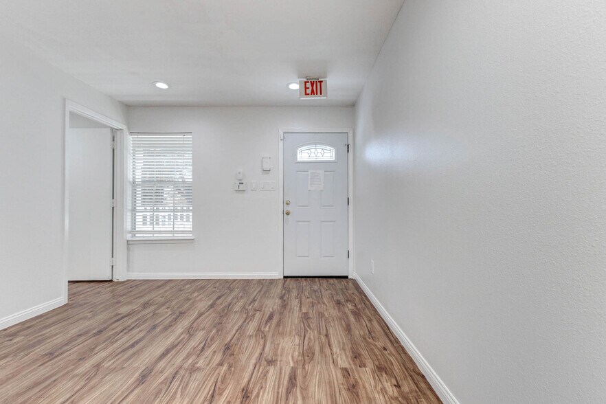 More Photos Of 1324 Avenue D, Katy Medical For Sale