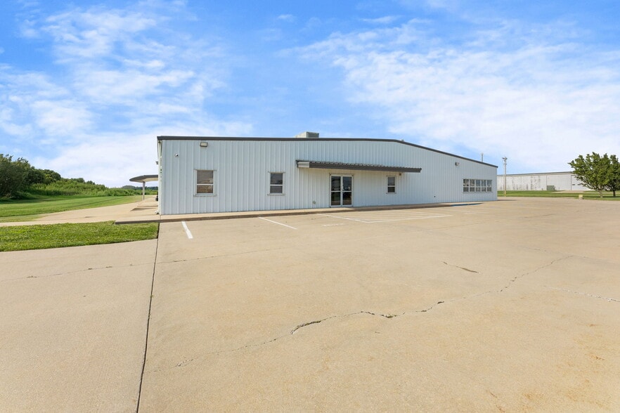 More Photos Of 900 W Miller Rd, Iola Manufacturing For Sale