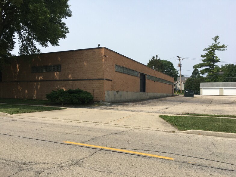 More Photos Of 325 N 4th St, Libertyville Industrial For Sale