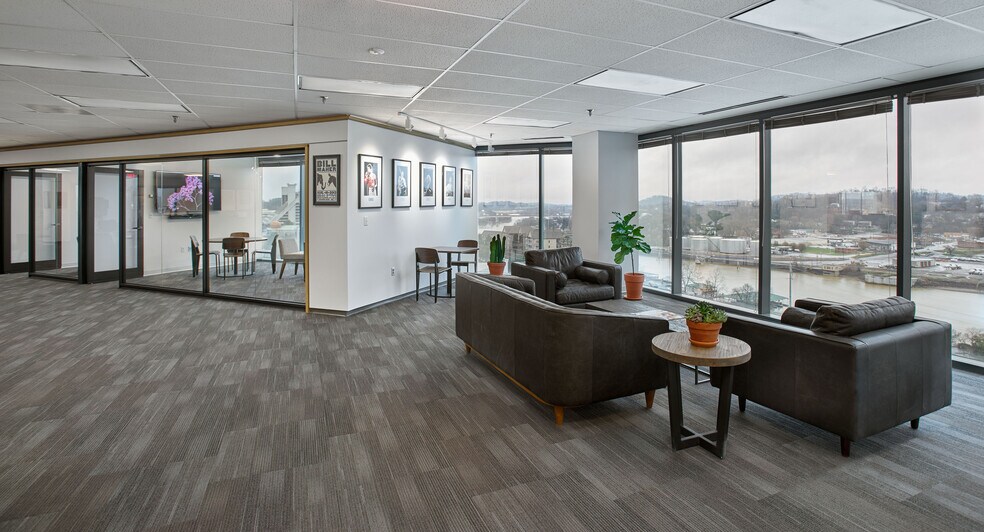 More Photos Of 900 S Gay St, Knoxville Office For Lease