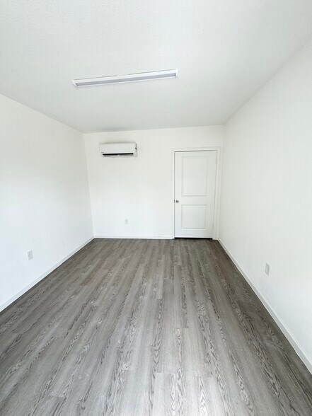 More Photos Of 210-212 Stanfield Dr, Waco Light Manufacturing For Sale