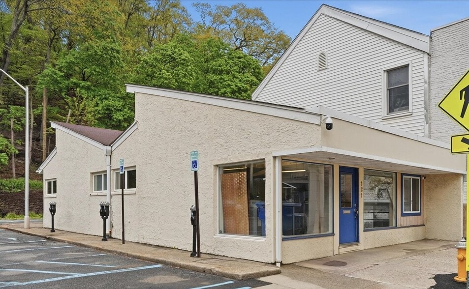 Primary Photo Of 121 Main St, Northport Storefront For Lease