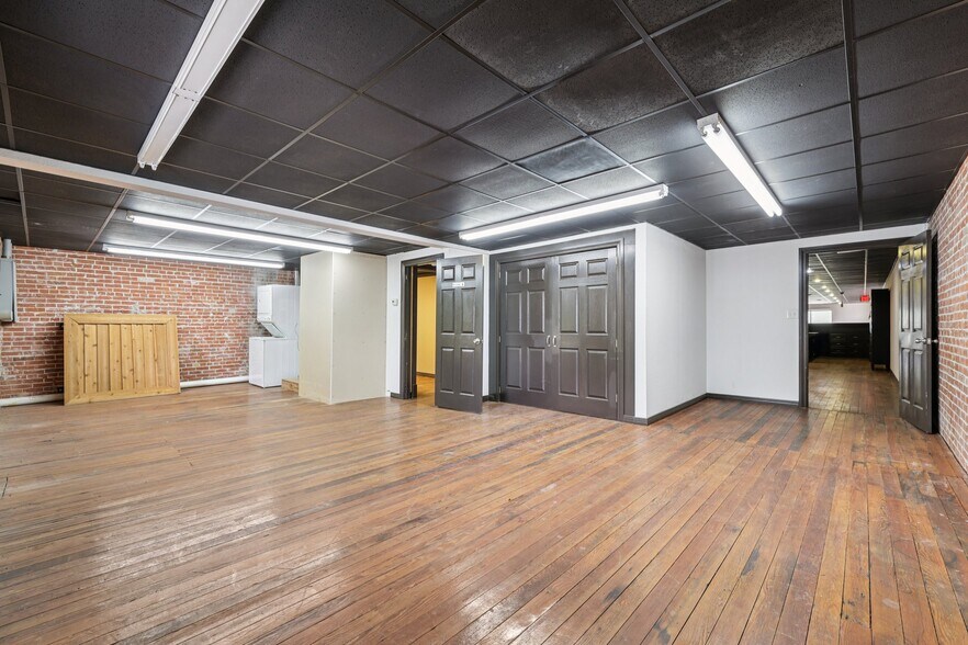 More Photos Of 113 N Main St, Moulton Bar For Sale