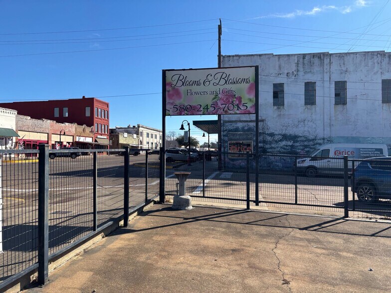 More Photos Of 9 NW Martin Luther King Ave, Idabel General Retail For Sale