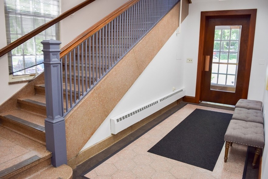 More Photos Of 127 S First St, Geneva Office Residential For Lease