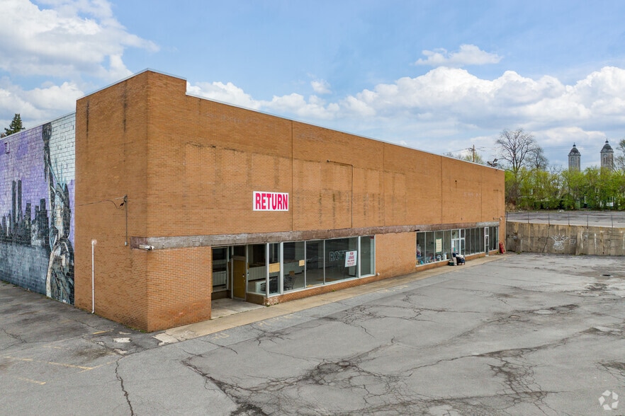 More Photos Of 600 W Manlius St, East Syracuse Freestanding For Lease