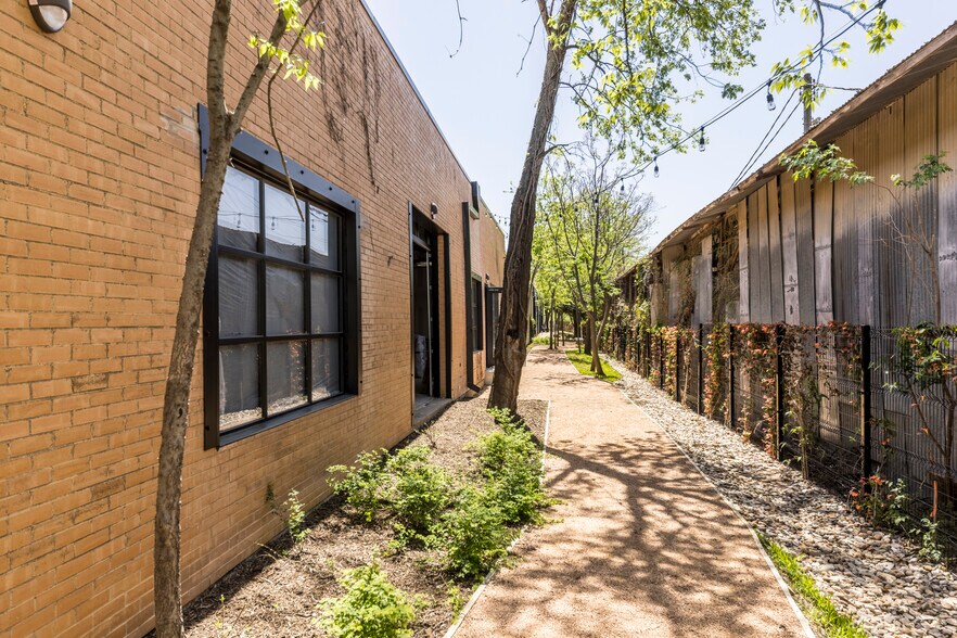 More Photos Of 119-127 Manufacturing St, Dallas Unknown For Lease
