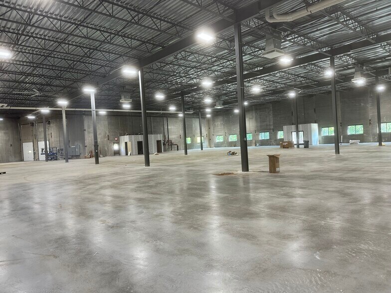 More Photos Of 113 Silvermine Rd, Brookfield Warehouse For Lease