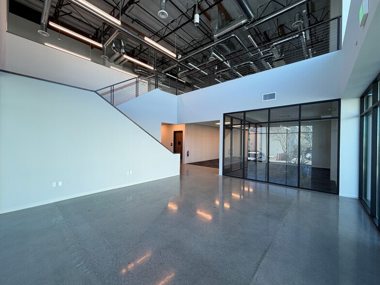 More Photos Of 16320 Raymer St, Van Nuys Warehouse For Lease