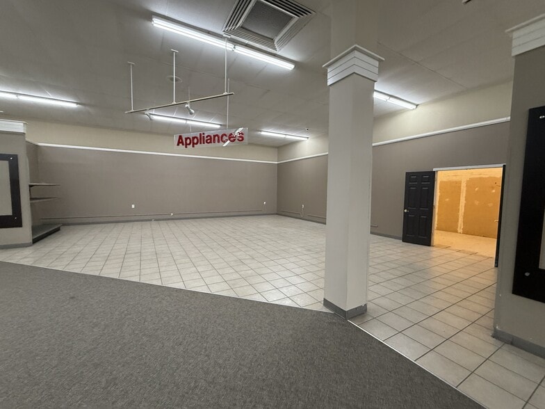 More Photos Of 221 S Poplar St, Elizabethtown General Retail For Lease