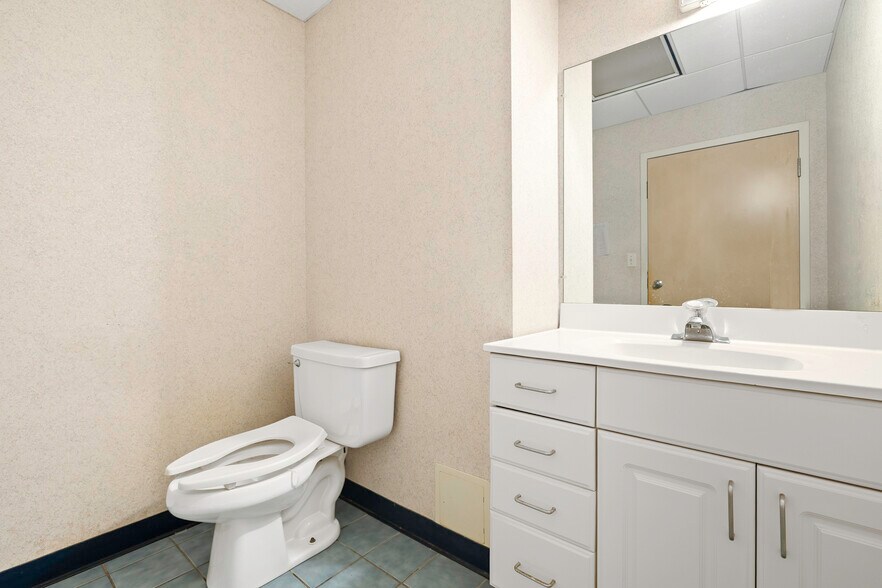 More Photos Of 3715 Main St, Bridgeport Medical For Lease