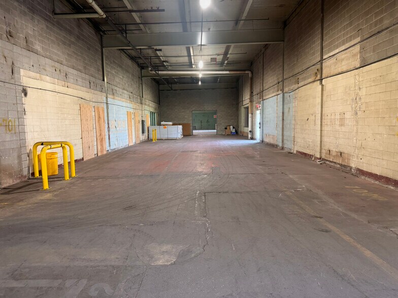 More Photos Of 800 Boul Industriel, St-Jean Warehouse For Lease