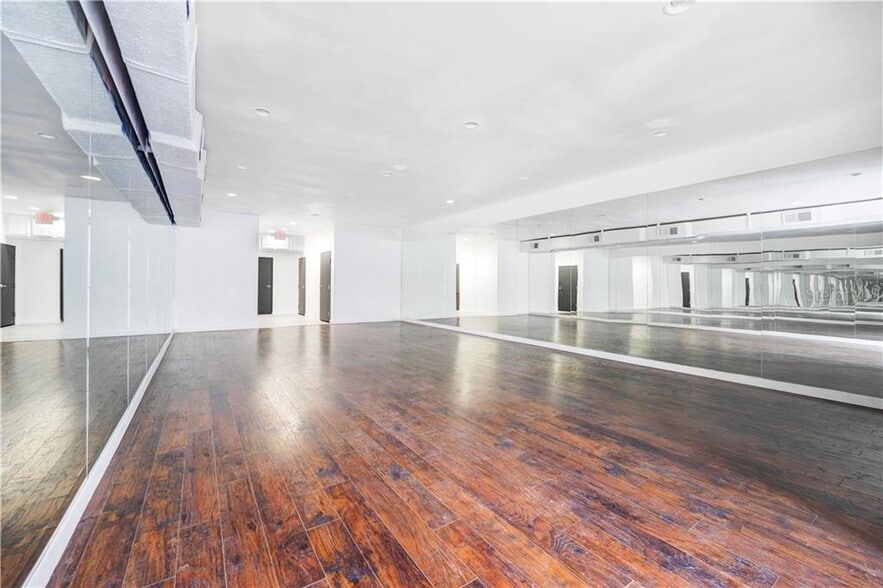 More Photos Of 1313 Edgewater Dr, Orlando Storefront For Lease