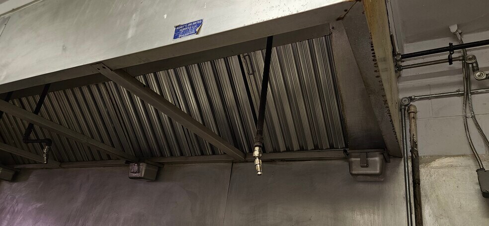 More Photos Of 302 W Colonial Trail Hwy, Blackstone Freestanding For Lease