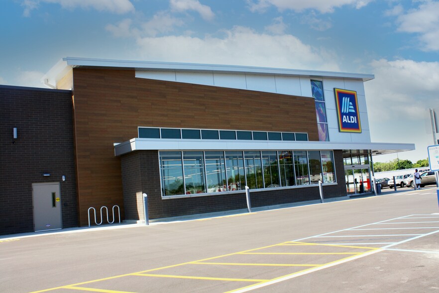 More Photos Of 3021-3039 E Michigan Ave, Jackson Freestanding For Sale