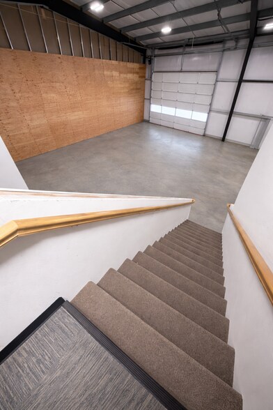 More Photos Of 1394 Alpha dr, Mcminnville Light Distribution For Lease