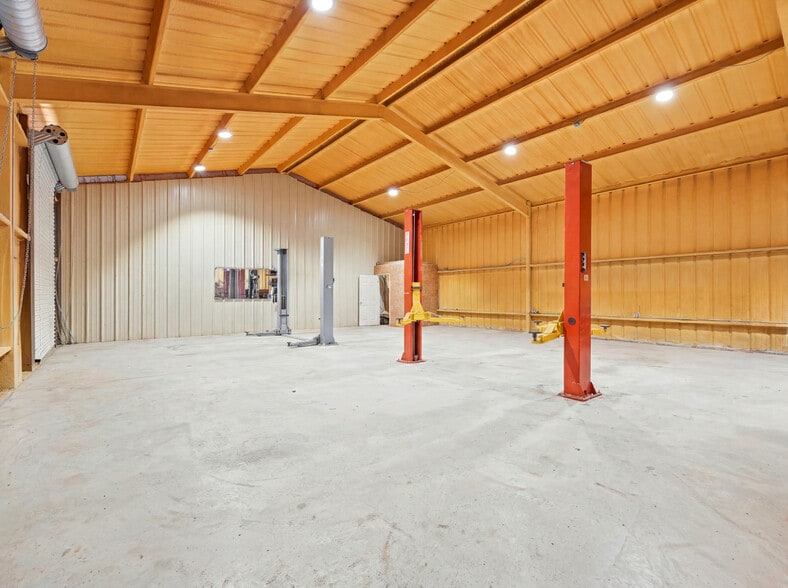 More Photos Of 117 Business Dr W, Kerrville Warehouse For Sale
