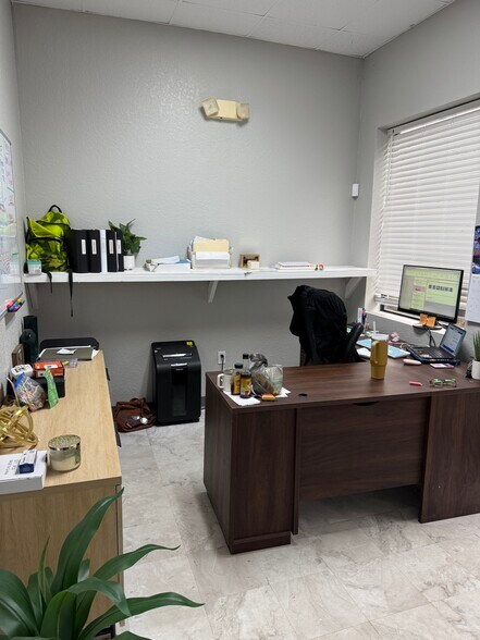 More Photos Of 1250-1290 Hand Ave, Ormond Beach Showroom For Lease