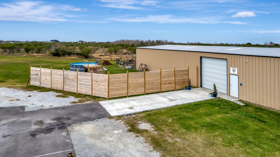 More Photos Of 13955 US Highway 77 N, Victoria General Retail For Sale