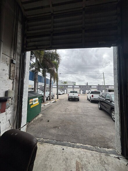 More Photos Of 1675-1677 W 31st Pl, Hialeah Manufacturing For Sale